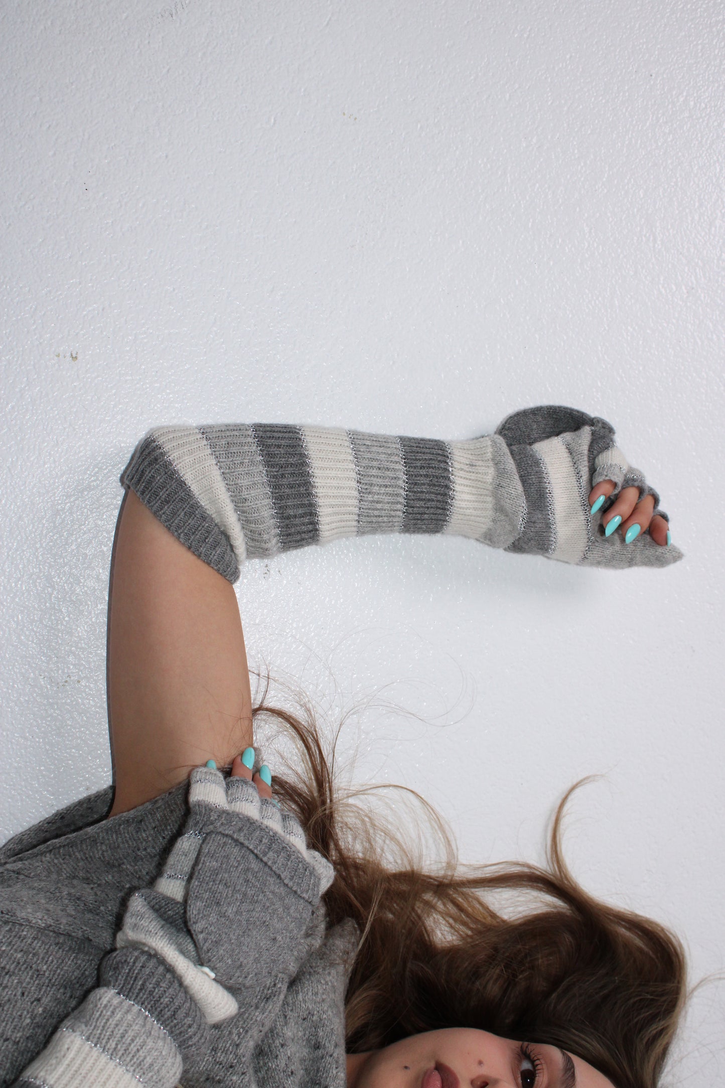 GREY & WHITE STRIPED KNIT LONG GLOVES