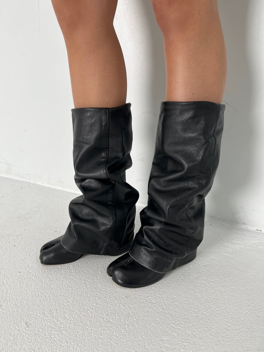 LEATHER LEG WARMERS