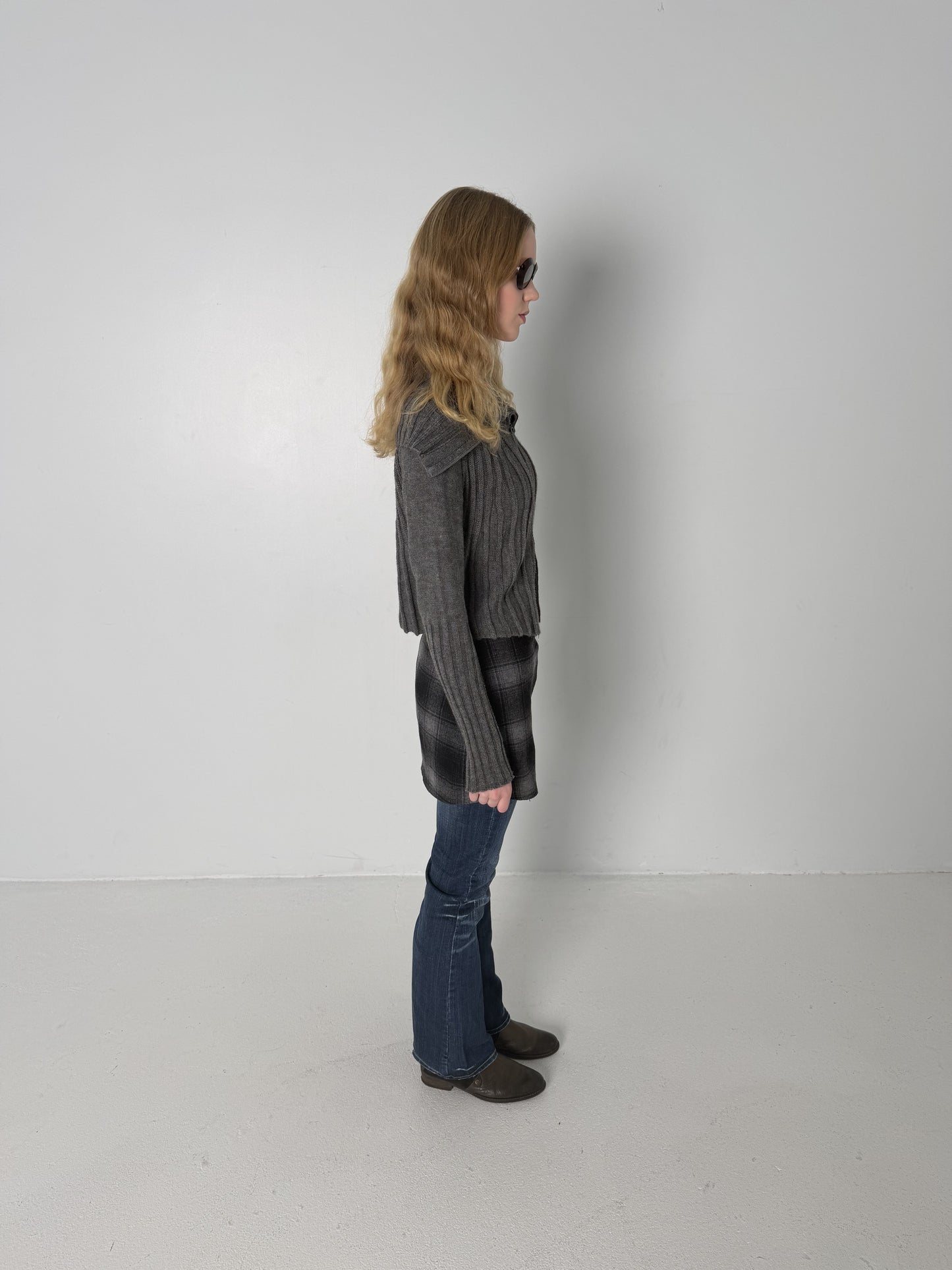 DISTRESSED LOW RISE BOOTCUT JEANS