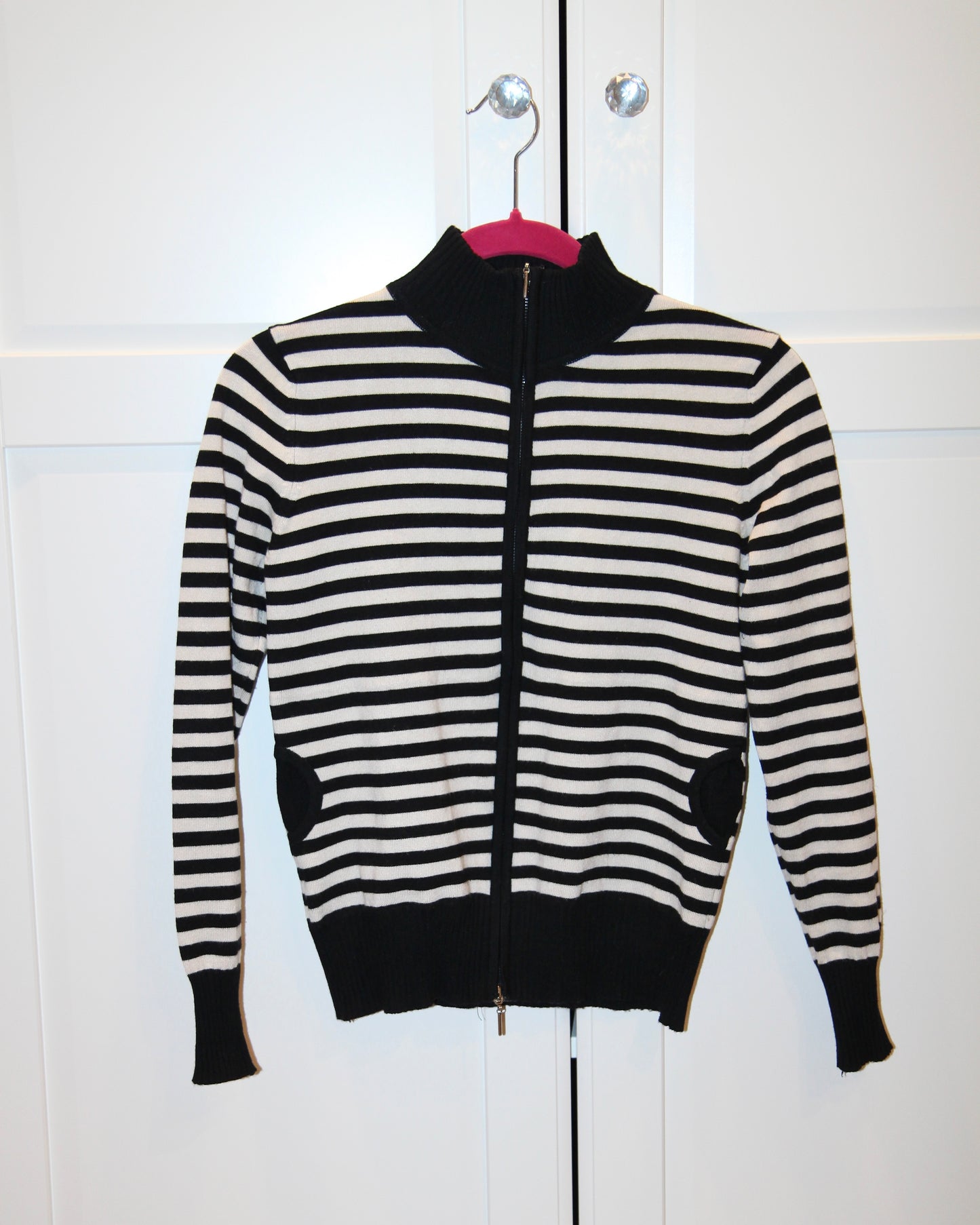 BLACK & WHITE STRIPED ZIP-UP