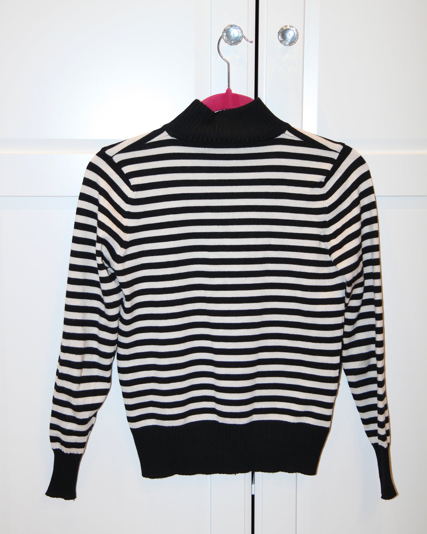 BLACK & WHITE STRIPED ZIP-UP