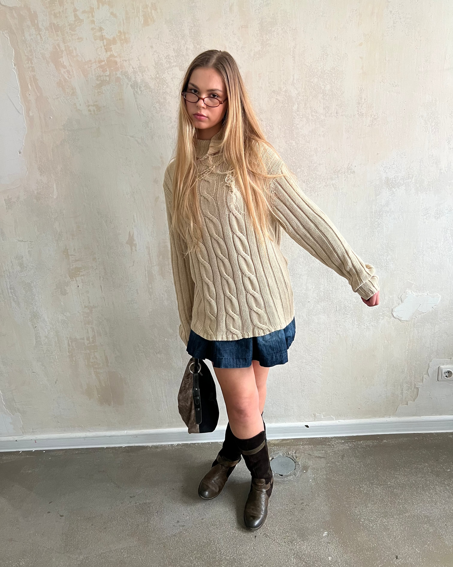 DISTRESSED BAIGE KNITTED SWEATER