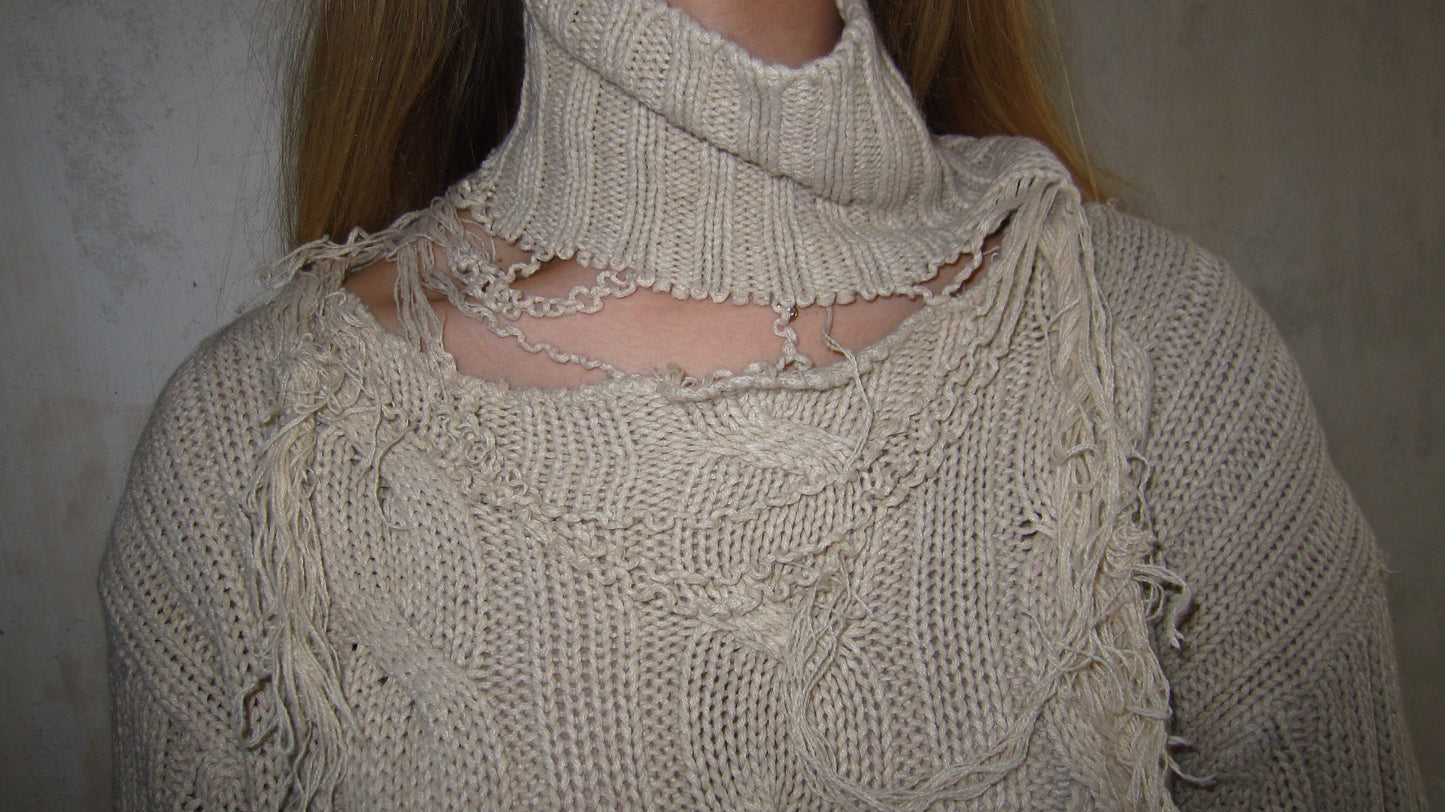 DISTRESSED BAIGE KNITTED SWEATER