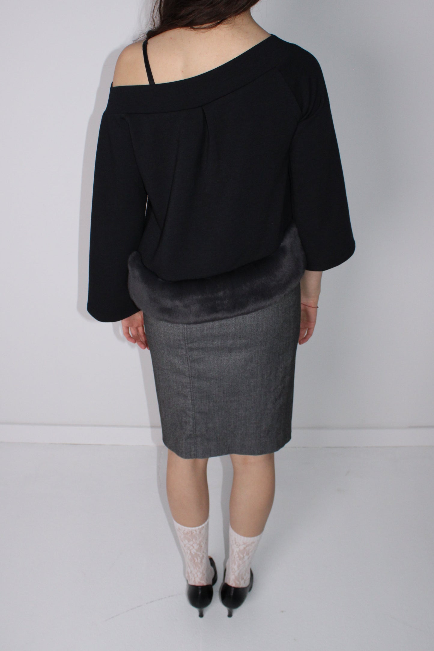 BLACK TOP WITH FAUX FUR HEM