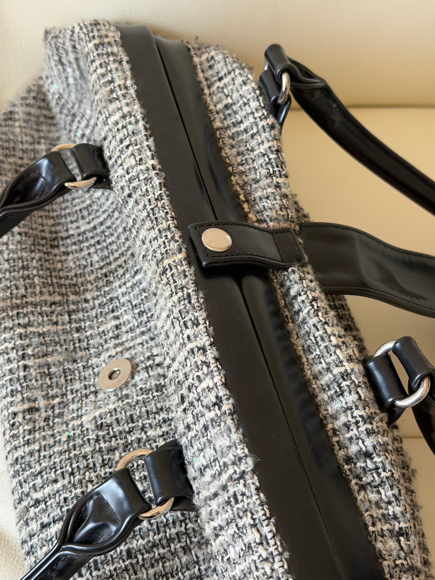 GREY TWEED SHOULDER BAG WITH BELT BUCKLE DETAIL
